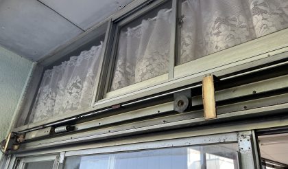 
																											カバーを外し、撤去を始めす。店外に機械設置されているためかなりホコリが溜まっていました。																		