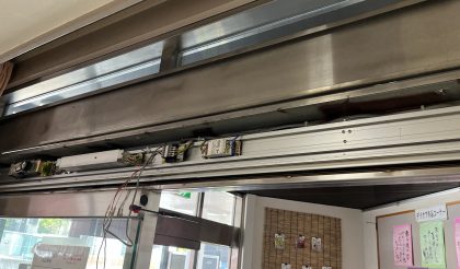 
																											カバーを開け旧ユニットを撤去していきます。																		