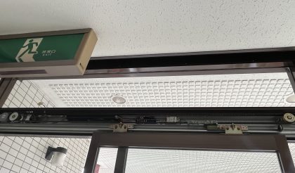 
																											カバーを開けて撤去を始めます。																		