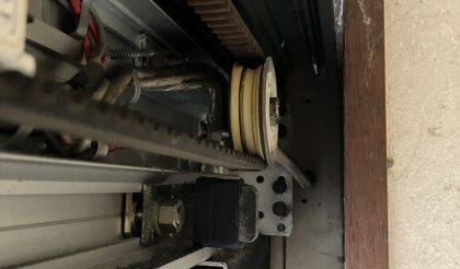 
																											開く時に音がするという連絡が入り、現場直行しました。																		