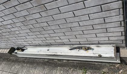 
																											取り外された機械です。かなり年季が入っていました。																		