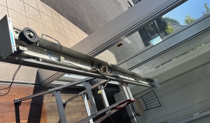 
																											古い機械を外した直後です。ドアの高さが約2400mmあったので脚立も高いものを使用しました。																		
