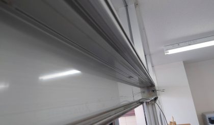 
																											完全に旧ユニットが外されました。サッシ表面がツヤツヤしていて、蛍光灯の光が映っています。																		