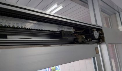 
																											カバーを外して工事を進めていきます。シルバーのサッシは久しぶりな気がします。																		
