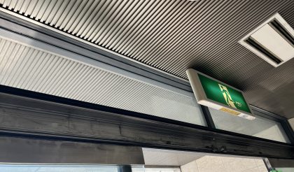 
																											徐々に旧ユニットを外していきます。																		
