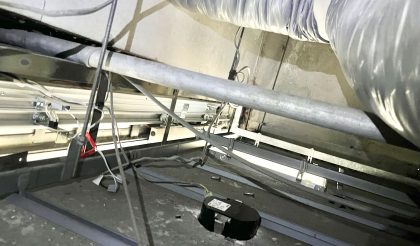 
																											ほぼ完成です。手前の黒い出っ張りは天井埋込センサーです。																		