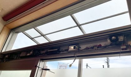 
																											カバーを開けてベルトを切って順番に機械撤去を進めていきます。																		