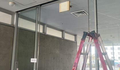 
																											ドアの高さか3000mm以上のものです。２つの点検口から作業をします。																		