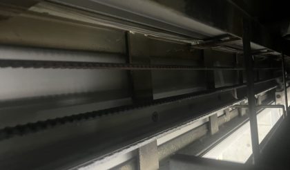 
																											天井のなかです。暗いので頭にライトを付けて作業しました。																		