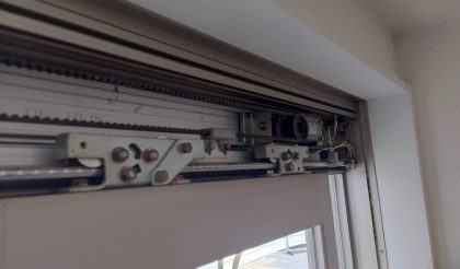 
																											工事開始です。引分ながら長さは2500mmで短い機械でした。																		