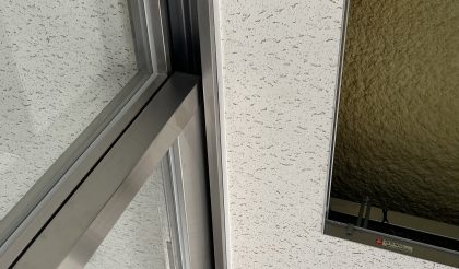 
																											今回はこのように機械が天井内に収まっているタイプの交換工事です。																		