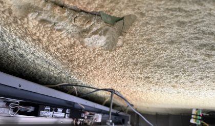 
																											天井内がかなり狭く、作業ができないため天井材を少し撤去しなんとか工事が進められました。																		