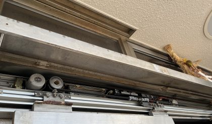 
																											工事開始です。カバーをつっかえ棒で支えています。																		