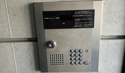 
																											外からはテンキーで入るため、タイマー、火災報知器、テンキーとセンサー以外の配線が多数ありました。																		