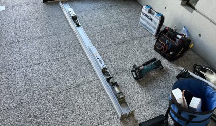 
																											今回のメーカーは本体固定のために、サッシ枠の下側からビスが数箇所打ってあるため撤去に時間を要しました。																		