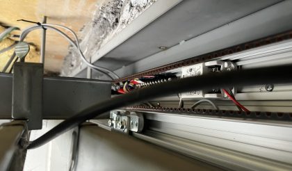 
																											テンキー、火報、パニックが結線され、天井に埋め込まれた自動ドアでした。																		