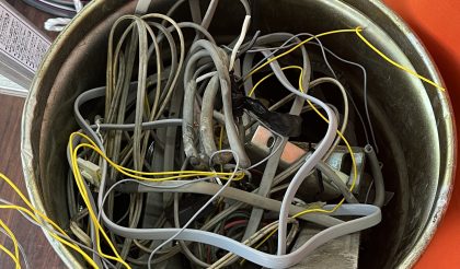 
																											外された部品や配線の数々です。																		