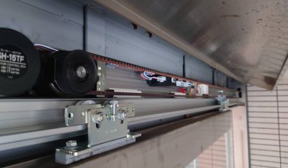 
																											新しい機械が設置され、ドアの建付調整、新センサーの結線が終わり工事が完了しました。																		