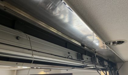 
																											機械を外しています。100vからテンキー、火災報知器、タイマーなどなど。																		