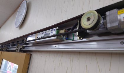 
																											配線、ドア、ベースの順番に機械を外していきます。																		