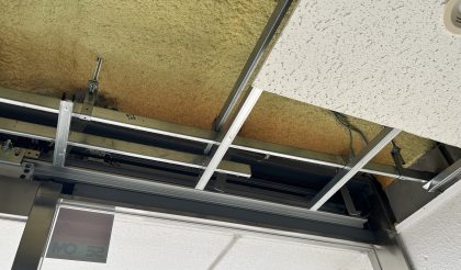 
																											このように天井を剥がして機械の入れ替えをしました。																		