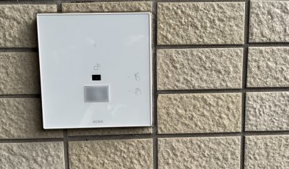 
																											発信器を持ってコレに近づくとドアが開きます。																		