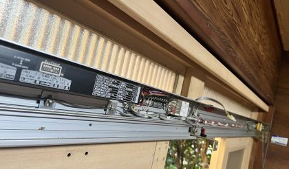 
																											冷え切ったカバーを開けて工事開始です。																		